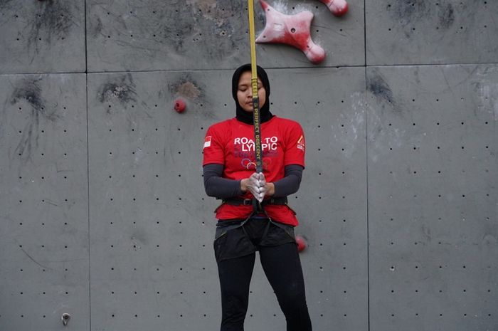 Atlet panjat tebing putri Indonesia, Aries Susanti Rahayu, saat berlatih di pelatnas.