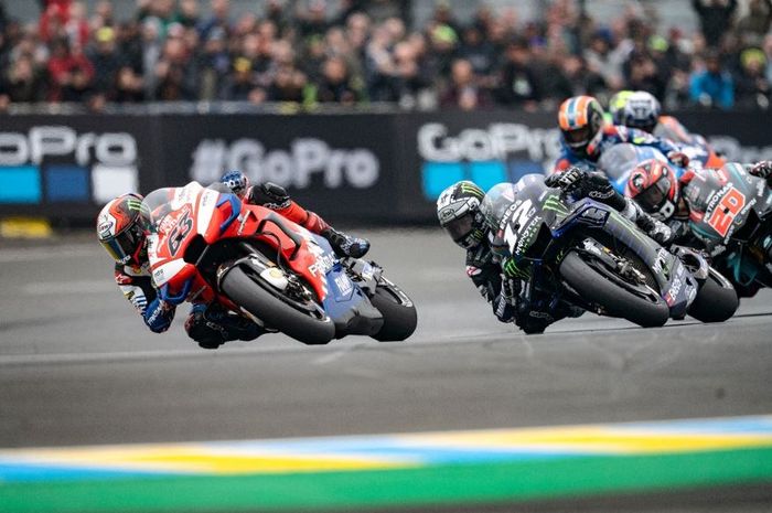 Momen saat Jack Miller (Pramac Racing) di depan Maverick Vinales (Monster Energy Yamaha) pada MotoGP Prancis 2019, Minggu (19/5/2019)