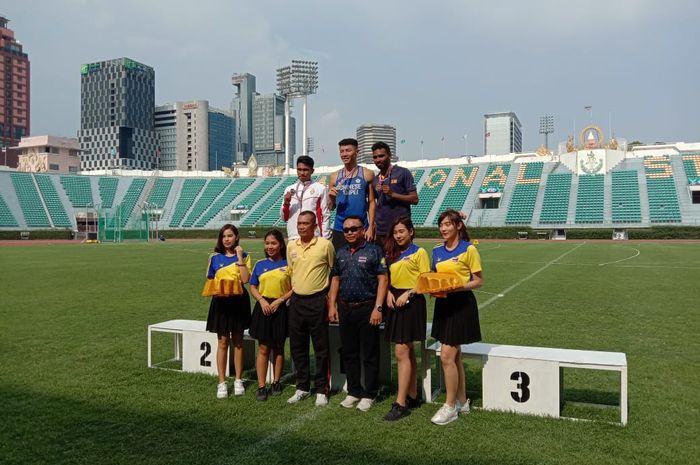 Atlet lari gawang 400 meter Indonesia, Andrian (kiri), meraih medali perak pada turnamen Thailand Open 2019.