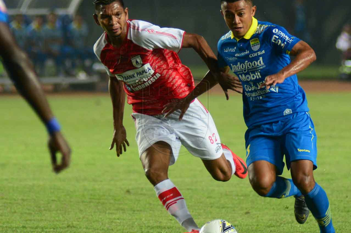 Winger Persib Bandung, Febri Hariyadi, menguasai bola di bawah pengawalan pemain Persipura Jayapura, Valentino Telaubun, pada pekan pertama Liga 1 2019.