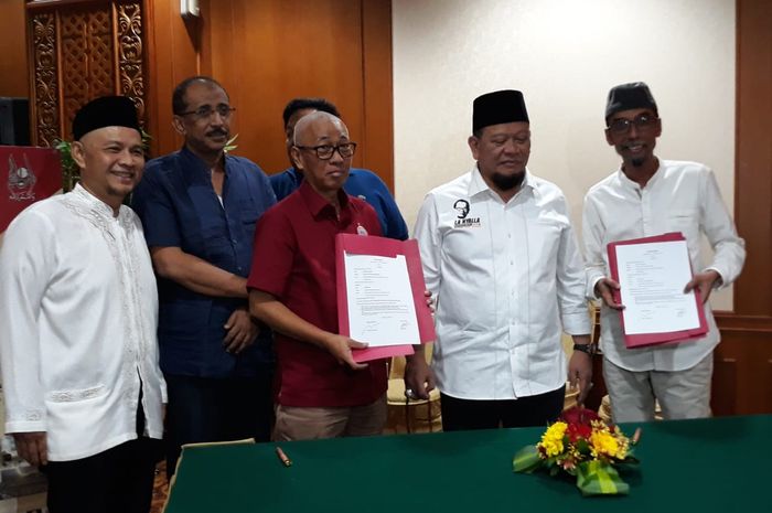 Direktur Utama Persija Jakarta, Kokoh Alfiat, bersama pihak Autamaras saat menandatangani kerjasama di Hotel Sultan, Senayan, Jakarta Pusat, Senin (20/5/2019)