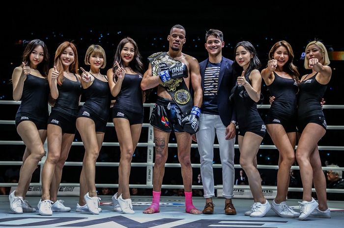 Atlet asal Belanda, Regian Eersel (tengah), meraih gelar juara dunia Lightweight Kickboxing dalam ajang ONE: Enter The Dragon di Singapura, Jumat (17/5/2019).