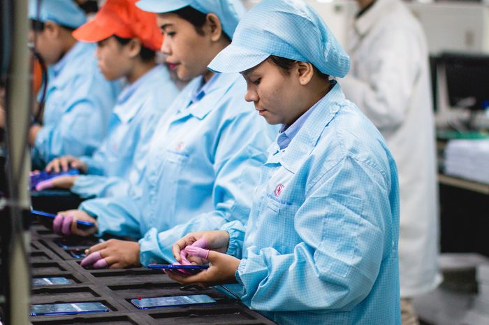 Kegiatan di fasilitas produksi smartphone Xiaomi, PT Sat Nusapersada di Batam, Kep. Riau.