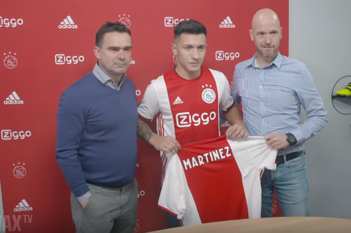 Bek muda Argentina, Lisandro Martinez bergabung dengan Ajax Amsterdam dan diperkenalkan oleh direktur teknik Marc Overmars (kiri) serta pelatih Erik ten Heg pada Senin (20/5/2019) waktu setempat.