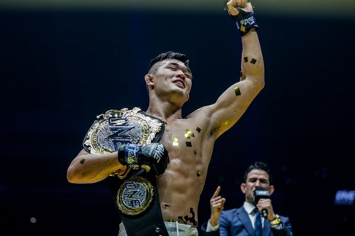 Atlet asal Singapura, Christian Lee, meraih gelar juara dunia ONE Lightweight dalam ajang ONE: Enter The Dragon di Singapura, Jumat (17/5/2019).