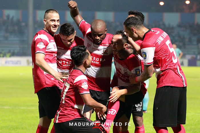 Para pemain Madura United merayakan gol yang dicetak oleh Slamet Cahyono ke gawang Persela Lamongan pada pekan pertama Liga 1 2019.