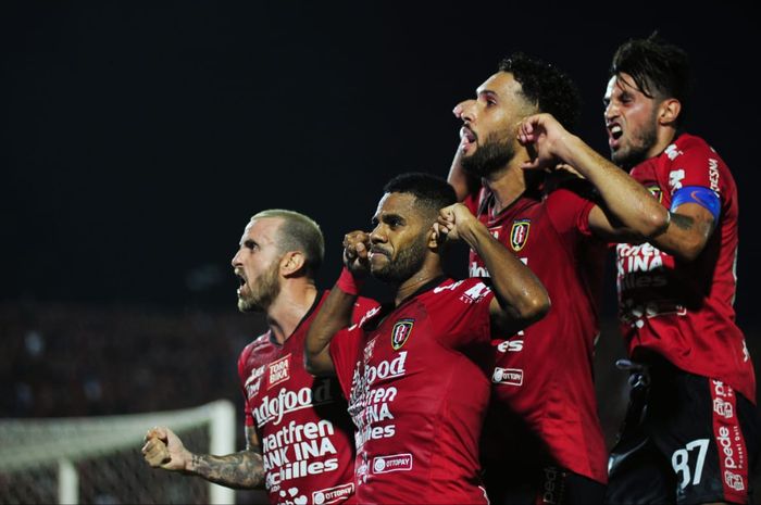 Para pemain Bali United merayakan gol Yabes Roni ke gawang Bhayangkara FC pada laga Liga 1 di Stadion Kapten I Wayan Dipta, Gianyar, Bali, Selasa (21/5/2019).