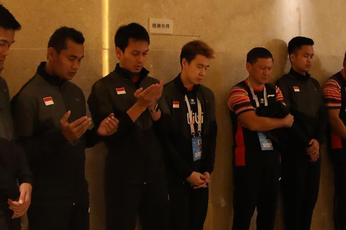 Momen saat skuad Indonesia berdoa bersama sebelum berangkat ke venue pertandingan Piala Sudirman 2019 di Nanning, China, Rabu (22/5/2019)