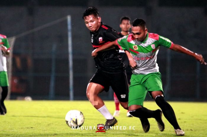 Gelandang Madura United, Syahrian Abimanyu, berebut bola dengan pemain PSID Jombang saat laga uji coba pada 20 Mei 2019.