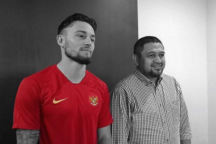 Gelandang PSM Makassar, Marc Klok,  mengenakan jersey timnas Indonesia bersama bos PSM Makassar, Munafri Arifuddin.