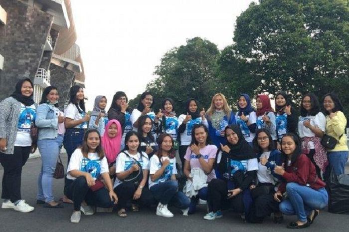 Istri  Cristian Gonzales melakukan aksi berbagi takjil bersama fan wanita PSIM Yogyakarta, Brajamolek di sekitaran Stadion Mandala Krida, Yogyakarta, Rabu (22/5/2019)