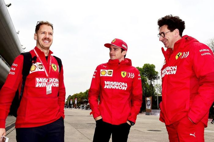 Dua pembalap Ferrari, Sebastian Vettel (kiri) dan Charles Leclerc (tengah) bersama manajer tim , Mattia Binotto (kanan)
