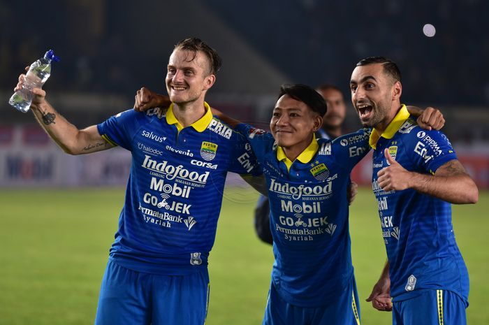 Pemain Persib Bandung, Rene Mihelic, Beckham Putra Nugraha, dan Artur Gevorkyan, saat merayakan kemenangan timnya atas Persipura Jayapura pada pekan pertama Liga 1 2019.