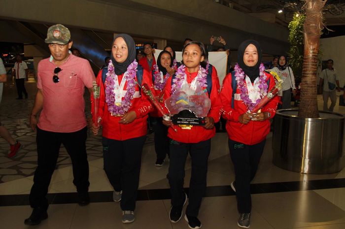 Momen saat tim arung jeram putri U-23 Indonesia tiba di Tanah Air setelah menjadi juara dunia dalam ajang yang digelar di Australia.