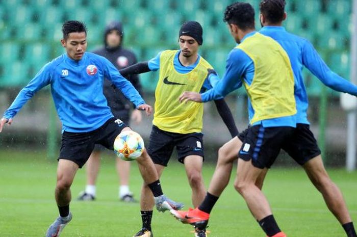 Pemain timnas U-20 Qatar, Andri Syahputra (kiri), saat melakoni sesi latihan jelang Piala Dunia U-20 2019 di Polandia.