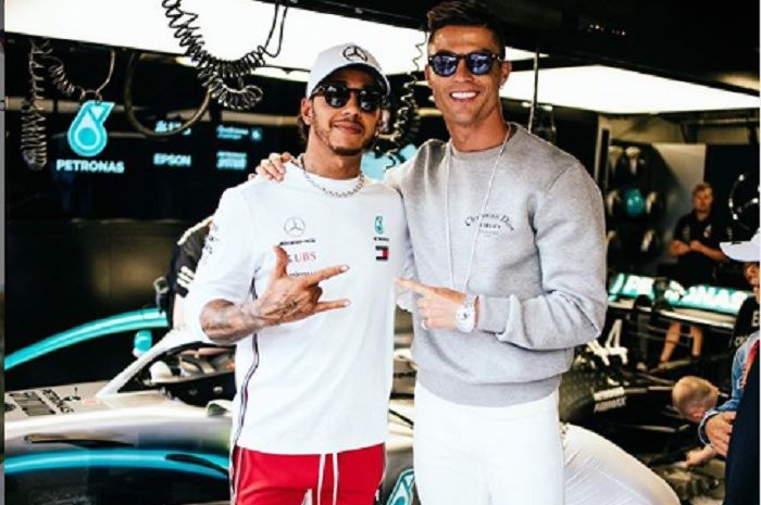 Momen Cristiano Ronaldo menyambangi Lewis Hamilton di paddock tim Mercedes jelang GP F1 Monaco di Monte Carlo.