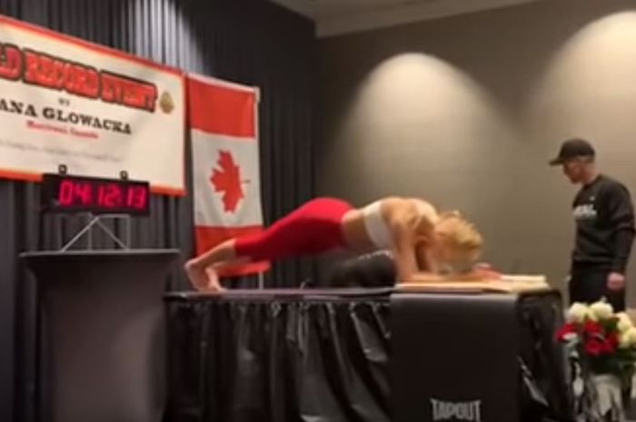 Instruktur yoga asal Kanada, Dana Glawocka, menjadi pemegang rekor plank terlama versi wanita pada bulan Mei 2019.
