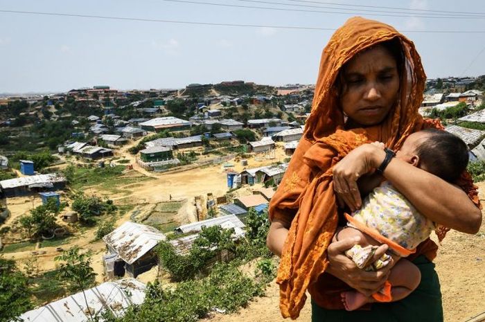 Ada banyak risiko kesehatan untuk melahirkan bayi di kamp pengungsi Rohingya di Cox's Bazar, karena kondisi hidup mereka yang berantakan, menurut Dr Reyes.