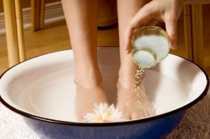 Sering Pegal Linu? Coba Rendam Kaki dengan Air Garam dan Bahan Rahasia Ini