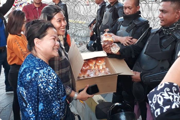 Warga Berikan 300 Buah Roti Sebagai Ucapan Terima Kasih 