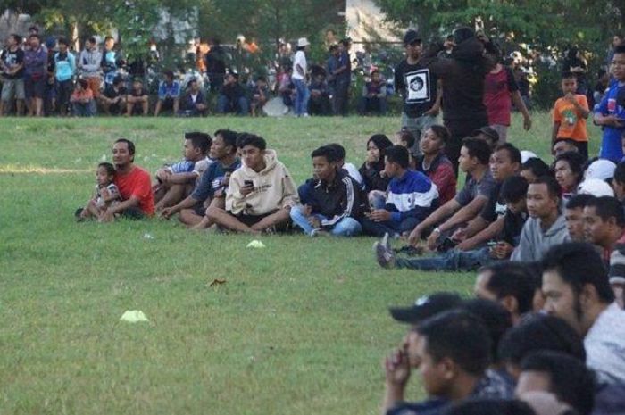 Ratusan suporter menyaksikan latihan terbuka PSIM Yogyakarta di Lapangan Kenari, Jumat (24/5/2019).
