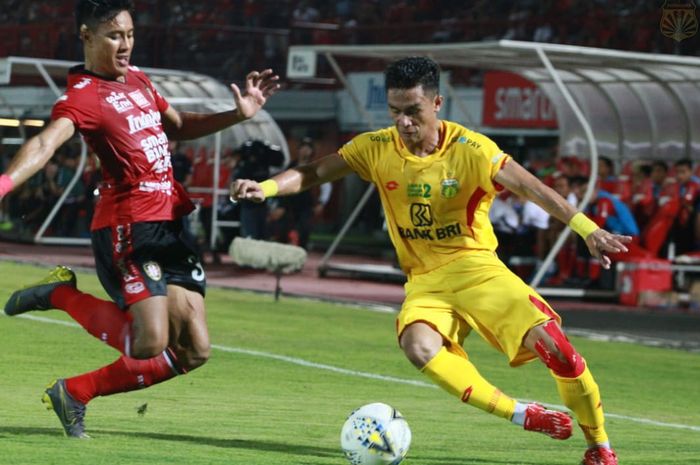 Pergerakan pemain Bhayangkara FC, Alsan Sanda, coba dihentikan oleh bek sayap Bali United, I Made Andhika Wijaya, pada lanjutan Liga 1, di Stadion Kapten I Wayan Dipta, Gianyar, Selasa (21/5/2019).