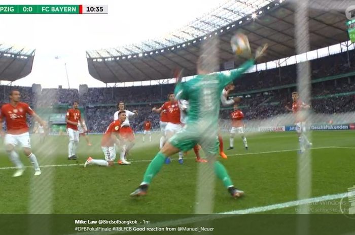 Kiper Bayern Muenchen, Manuel Neuer, menyelamatkan gawangya dari sundulan pemain RB Leipzig, Yussuf Poulsen pada final DFB Pokal 2018-2019