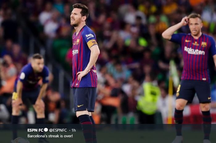 Lionel Messi dan pemain Barcelona lesu setelah dikalahkan Valencia pada pertandingan final Copa del Rey 2018-2019 di Stadion Benito Villamarin, 25 Mei 2019.