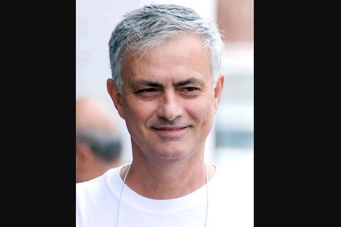 Jose Mourinho setelah keluar dari salon Haks Oscar di Kings Road, Kota London, Sabtu (25/5/2019).