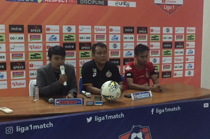 Pelatih Semen Padang, Syafrianto Rusli, saat jumpa pers seusai laga kontra PSS Sleman di Stadion Maguwoharjo, Sabtu (25/5/2019).