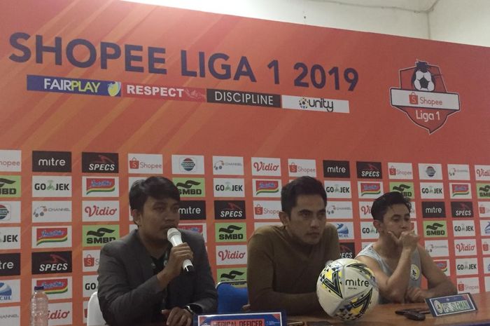 Pelatih PSS Sleman, Seto Nurdiantoro didampingi Bagus Nirwanto saat sesi jumpa pers seusai laga kontra Semen Padang, Sabtu (25/5/2019).