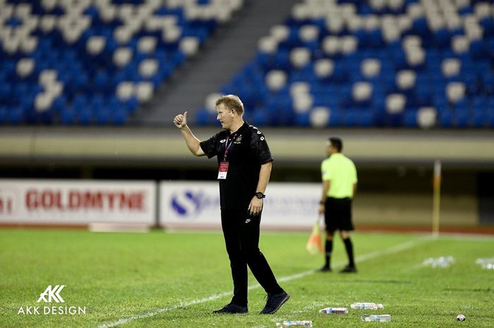 Aksi pelatih Inggris, Adrian Pennock yang menangani klub Brunei, DPMM FC yang berkompetisi di Liga Singapura.