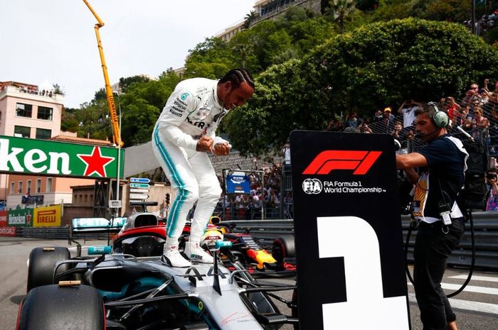 Selebrasi pembalap tim Mercedes, Lewis Hamilton usai meraih pole position pada F1 Monako 2019, Sabtu (26/5/2019)