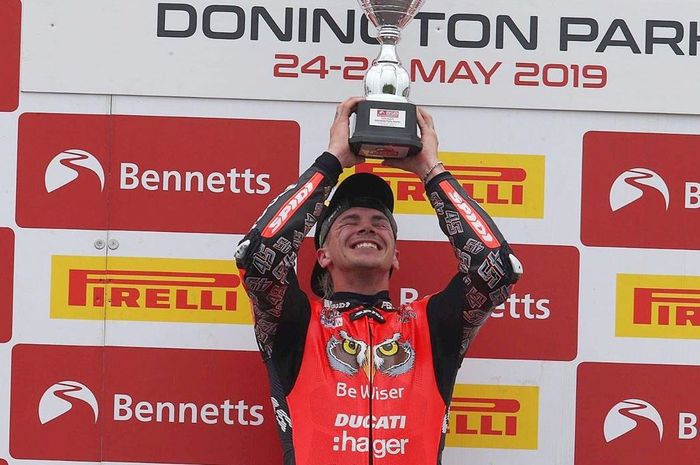 Pembalap PBM Racing Team di ajang British Superbike, Scott Redding, merayakan kemenangan di Sirkuit Donington Park, Sabtu (25/5/2019).