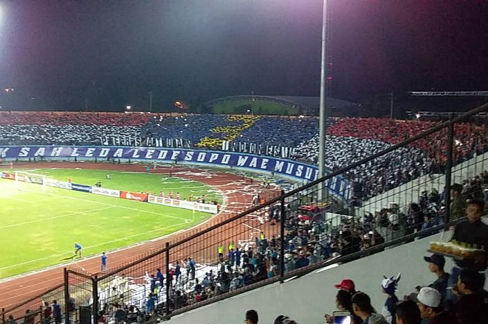 Koreografi angka '3' sebagai representasi sila ketiga Pancasila, Persatuan Indonesia, di tribune selatan Stadion Moch Soebroto pada laga PSIS Semarang vs Persija Jakarta, Minggu (26/5/2019).