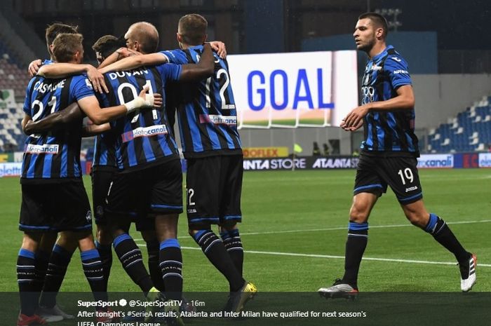 Para pemain Atalanta merayakan gol yang dicetak Duvan Zapata ke gawang Sassuolo di Stadion Mapei, Minggu (26/5/2019)