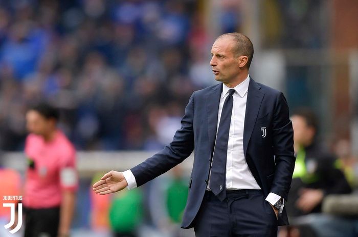 Pelatih Massimiliano Allegri, melambaikan tangan dalam laga perpisahannya dengan Juventus kala jumpa Sampdoria pada pekan ke-38 Liga Italia 2018-19, 25 Mei 2019 di Stadion Comunale Luigi Ferraris.