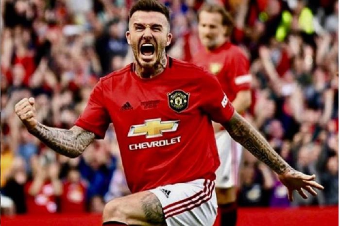 Selebrasi David Beckham usai cetak gol untuk Manchester United di laga amal melawan Bayern Muenchen, Minggu (26/5/2019)