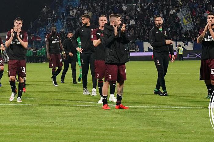 Para pemain AC Milan memberi salam kepada suporter setelah pertandingan melawan SPAL pada pekan ke-38 Liga Italia 2018-2019 di Stadion Paolo Mazza, 26 Mei 2019.