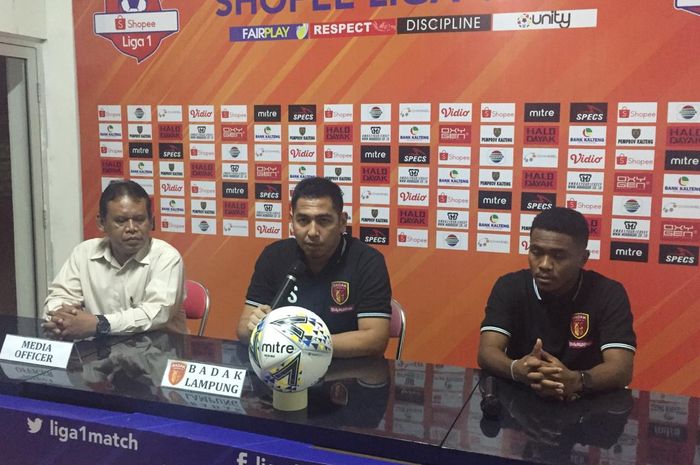 Pelatih Perseru Badak Lampung FC, Jan Saragih didampingi Billy Paji Keraf saat sesi jumpa pers di Stadion Sultan Agung, Bantul, Senin (27/5/2019) malam.
