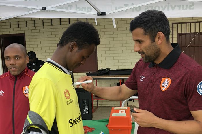 Kiper Brisbane Roar, Jamie Young memberikan tanda tangan ke penggemarnya.