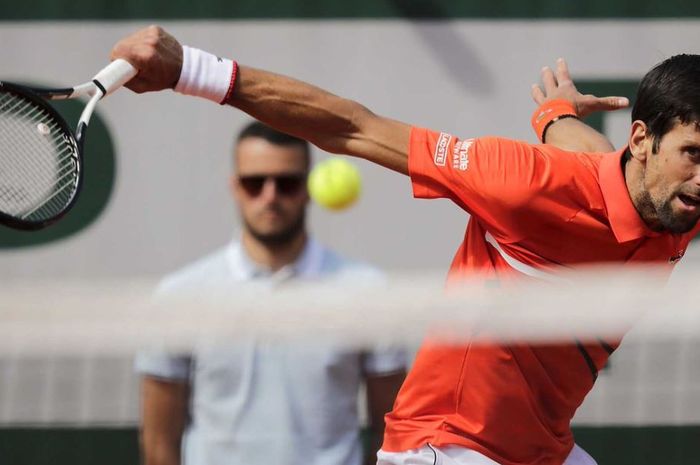 Aksi petenis asal Serbia, Novak Djokovic pada babak pertama French Open 2019, Senin (27/5/2019)