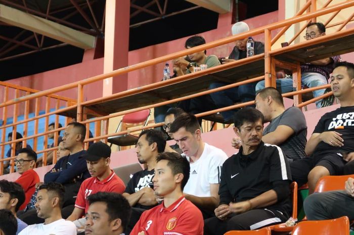 Pelatih Timnas U-23 Indonesia, Indra Sjafri (kanan) dan juru taktik PSIM Yogyakarta, Vladimir Vujovic (kiri) duduk bersama di Stadion Sultan Agung, Bantul, Selasa (28/5/2019) malam.
