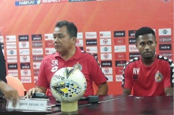 Pelatih Semen Padang Syafrianto Rusli (kiri) tampil dalam konferensi pers di Padang, Selasa (28/5/2019), menjelang duel Liga 1 2019 kontra Persib Bandung.