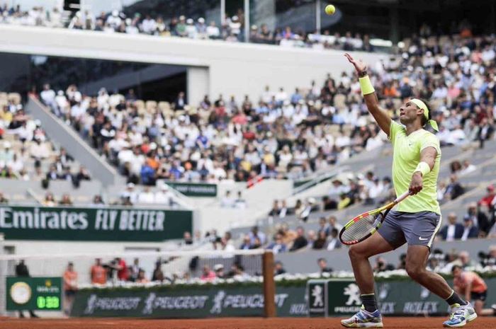 Aksi petenis asal Spanyol, Rafael Nadal pada babak pertama Franch Open 2019