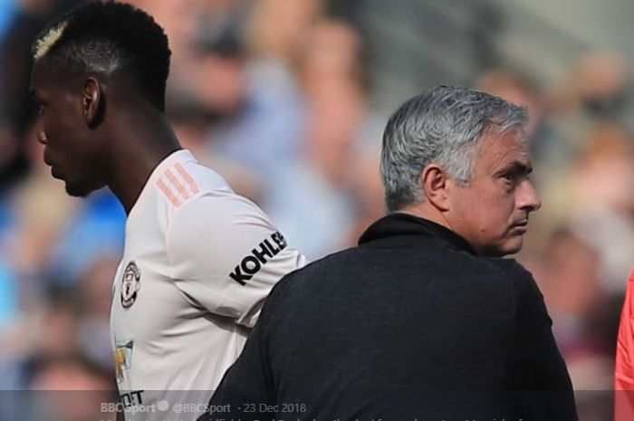Eks pelatih Manchester United, Jose Mourinho, dengan Paul Pogba