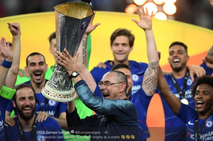 Maurizio Sarri bersama para pemain Chelsea merayakan trofi Liga Europa setelah mengalahkan Arsenal 4-1 di Stadion Olimpiade Baku, Azerbaijan, 29 Mei 2019.