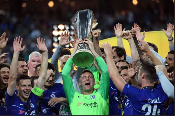 Pemain Chelsea mengangkat trofi Liga Europa, Rabu (29/5/2019)