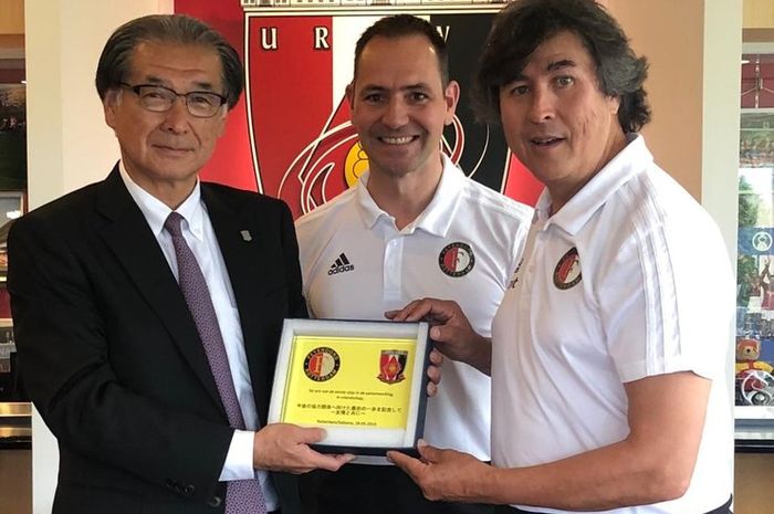 Perwakilan Urawa Reds dan Feyenoord dalam momen kerja sama kedua klub beda benua ini pada 29 Mei 2019.
