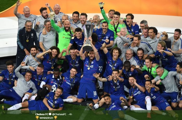 Para pemain Chelsea beserta jajaran staf pelatih larut dalam selebrasi juara usai tim mengalahkan Arsenal di partai final Liga Europa, Rabu (29/5/2018).